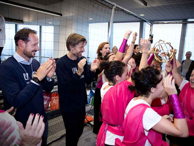 Kronprins Haakon hadde gleden av å overrekke seierstrofeet laget av den islandske kunstneren Olafur Eliasson. Foto: Pontus Höök / NTB scanpix